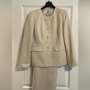 Le Suit Cream Suit Structured Collarless Design